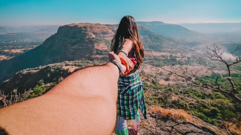 Un couple main dans la main en randonnée