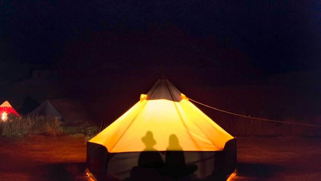 Un couple dans une tente